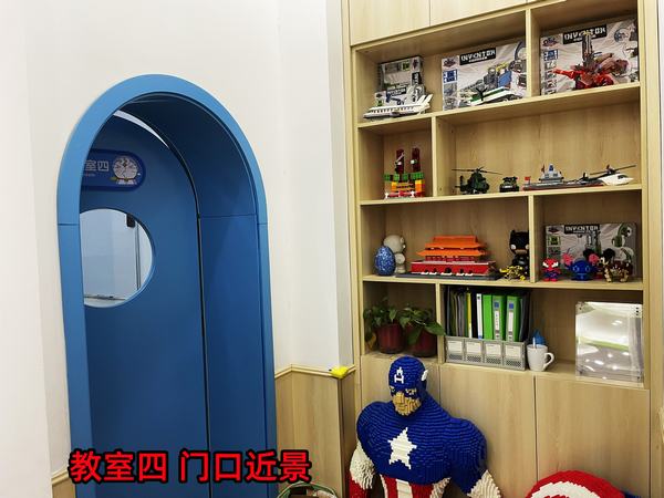 教室四门口